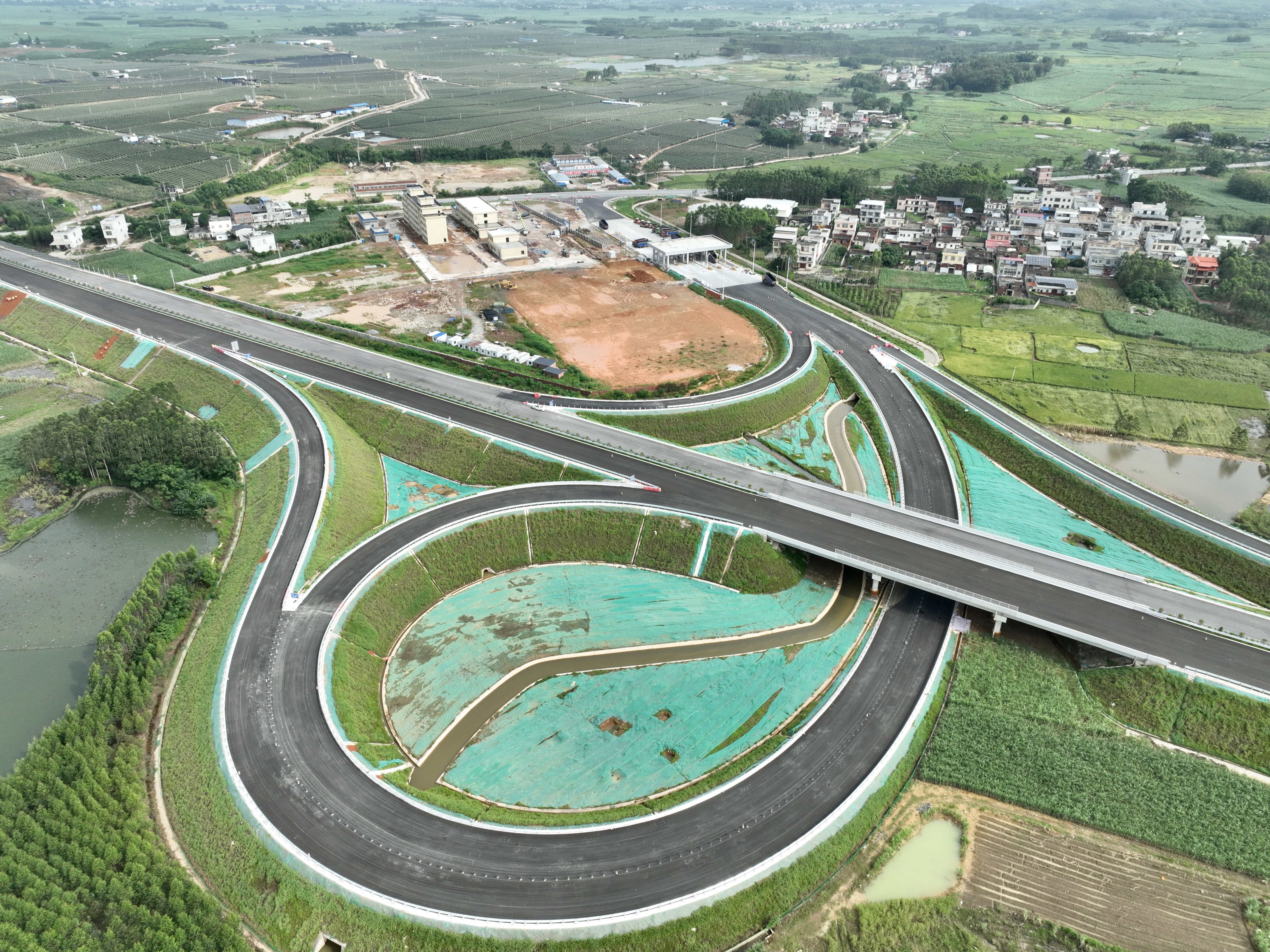 【項(xiàng)目動(dòng)態(tài)】沖刺“夏”半場(chǎng)！高速公路公司重點(diǎn)項(xiàng)目建設(shè)攻堅(jiān)不停步