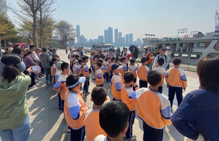 邕江游船移動課堂新主題《向上吧，邕江小船長》順利啟航